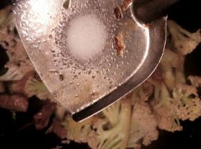 加入盐炒均匀