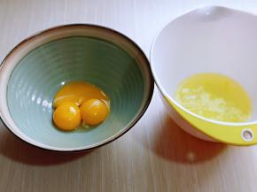 蛋黄与蛋白分离，分别在无油无水的容器中。