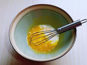先做蛋黄糊，蛋黄用手动打蛋器打散，再加入牛奶继续打均匀至看不到牛奶。