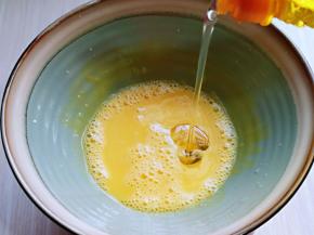 加入玉米油，使油与蛋液完全融合再一起，(色拉油也可以，但是一定要无味的)不建议使用黄油或橄榄油。