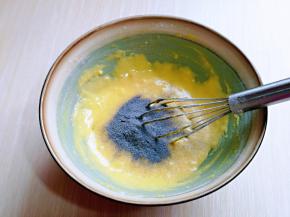 再加入蝶豆花粉，用手动打蛋器拌均匀，拌的时候使用手动打蛋器呈Z字形状来回搅动，不要转圈搅拌，以免起筋。