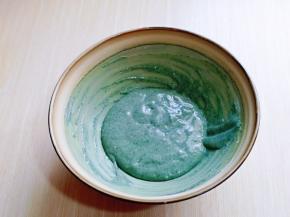 这样蝶豆花蛋黄糊就做好了，放在旁边备用。