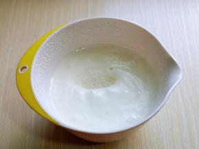 细腻时再加入三分之一的糖，继续打发。电动打蛋器高速打发，打至湿性发泡。