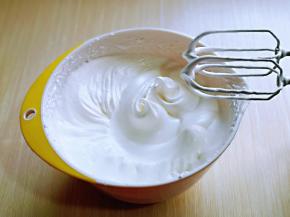 加入最后的三分之一糖，，继续打发至蛋白出现细腻的纹路，将电动打蛋器调低速打发一会儿，感觉有些阻力时，就可以停止打发，以免消泡，提起打蛋器有微微的弯勾即可！