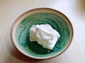 取三分之一的蛋白霜加入蛋黄糊中，翻拌手法直至看不到蛋白霜。