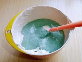 最后将蛋黄糊倒入蛋白霜的容器中，继续翻拌手法，直至看不到蛋白霜即可。