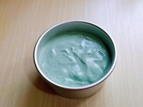 拌好的蛋糕糊，细腻光滑，饱满，倒入蛋糕模具中。