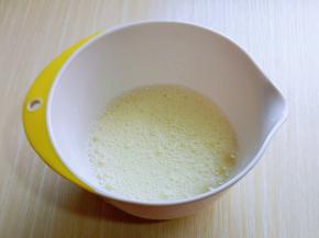 蛋白打发，往蛋白里滴入柠檬汁或白醋，启动电动打蛋器将蛋白高速打发至呈现鱼眼泡。