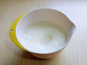 加入三分之糖，继续高速打发，蛋清泡消失。