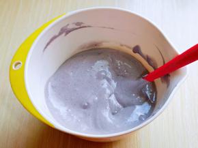 最后将蛋黄糊倒入蛋白霜的容器中，继续翻拌手法，直至看不到蛋白霜即可。