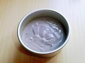 拌好的蛋糕糊，细腻光滑，饱满，倒入蛋糕模具中。