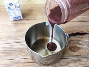 将米浆加入小奶锅中。