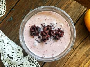 将米浆倒入盅内，再加一勺紫米。