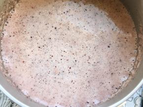 小火加热至锅边微微冒泡即可关火。