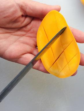 芒果对切，打花刀，取出果肉。