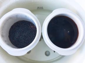 时间到，将水少的一盅搅拌均匀盖盖备用，两一盅用料理机打成米浆。