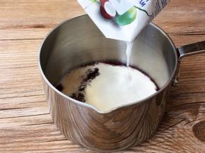 依次加入牛奶、淡奶油、椰浆搅拌至融合。