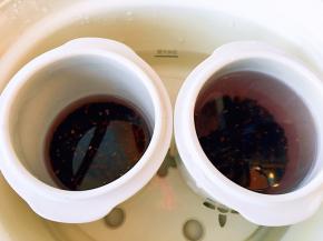 紫米洗净，分成两份加入炖盅内，一份加水八分满，另一份水的量刚刚没过紫米，隔水蒸一小时。