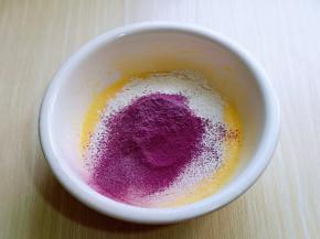 筛入面粉，与紫薯粉，用硅胶铲翻拌均匀，看不到干粉。