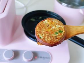 早餐机中小档煎至两面金黄盛出，依次做完。