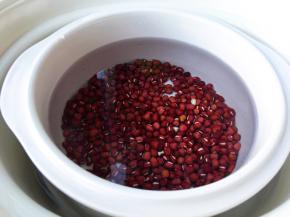 一次性加足水，隔水炖煮三小时。