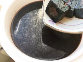时间到，加入黑糖，加盖焖片刻，使糖溶化。