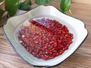 提前一碗浸泡红豆，使豆子吸饱水分，更容易煮烂。