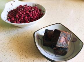 备齐食材，黑糖我选用的是加枸杞熬制的黑糖，具有补气血的功效。