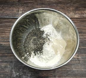 我们把黑芝麻，面粉，酵母放入碗中，将其混合，这边注意的是芝麻要用炒熟了的比较香哦