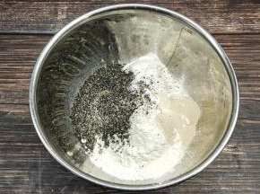 我们把黑芝麻，面粉，酵母放入碗中，将其混合，这边注意的是芝麻要用炒熟了的比较香哦