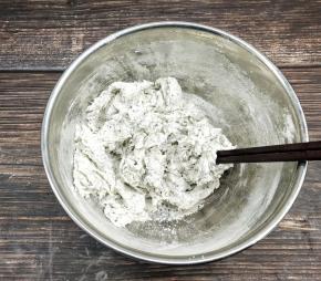 加入温水，用筷子搅拌呈絮状