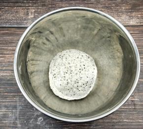 和成团，盖上一个盖子，让它松弛十分钟，这边做的是一次性发酵的，但是不比两次发酵的口感差哟