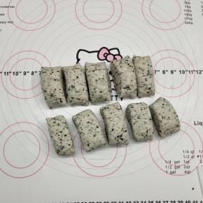 把松弛好的面团搓成长条，用刮板切成小段