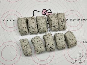 把松弛好的面团搓成长条，用刮板切成小段