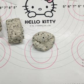 取一个小段，用手揉30次左右，多揉一会儿，可以排清里边的气孔，那累不组织均匀，表面光滑不开裂