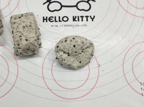 取一个小段，用手揉30次左右，多揉一会儿，可以排清里边的气孔，那累不组织均匀，表面光滑不开裂