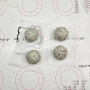 再将其搓圆，依次全部做好