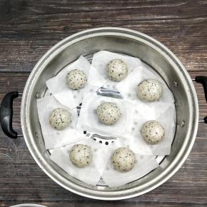 现在天气比较凉，把蒸锅里面注意入温水，放入做好的黑芝麻馒头，让它有一个比较适合的温度进行发酵