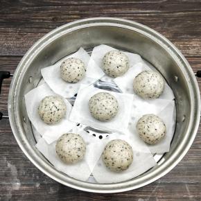 盖上盖子发酵至两倍大，开火，上汽后蒸15分钟，闷三分钟就可以啦