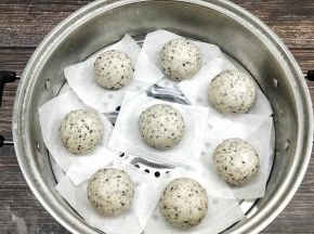 盖上盖子发酵至两倍大，开火，上汽后蒸15分钟，闷三分钟就可以啦