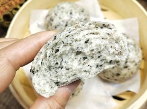 这道喷香不腻的黑芝麻馒头就做好啦