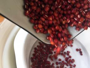 浸泡好的豆子放进炖盅内。