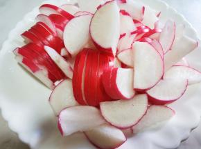 萝卜洗净切厚片。