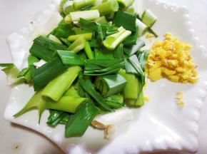 准备蒜苗，姜粒。