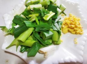 准备蒜苗，姜粒。