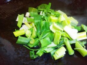 放蒜苗炒出香味。