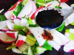 翻匀放一勺老抽上色。