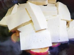 放入豆腐