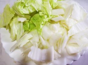白菜洗净切块。