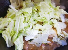 焖软后放白菜叶。
